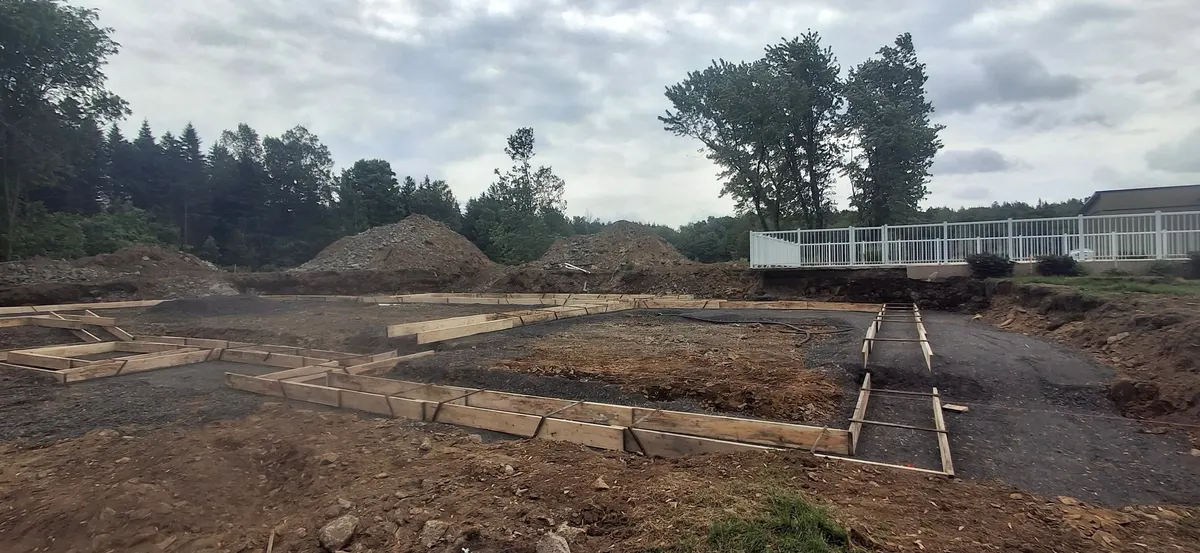 Semelles et fondations, terrain boisé, étape 4 : coffrage et fondation