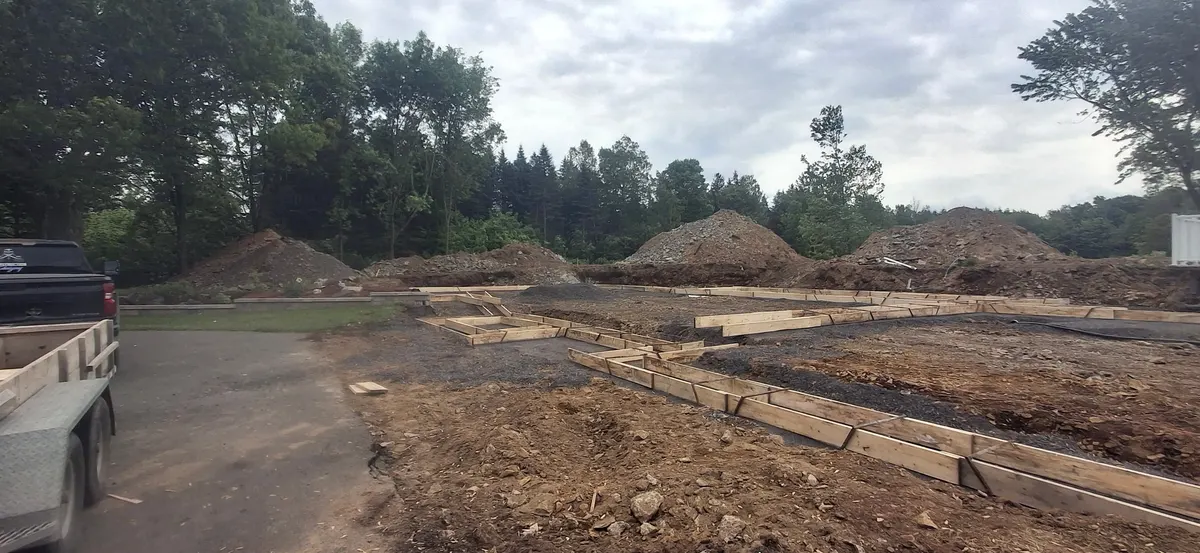 Semelles et fondations, terrain boisé, étape 3 : coffrage et fondation