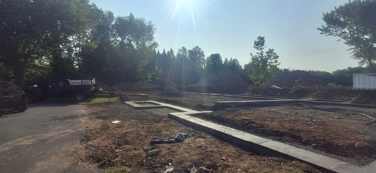 Semelles et fondations, terrain boisé, étape 1 : coffrage et fondation