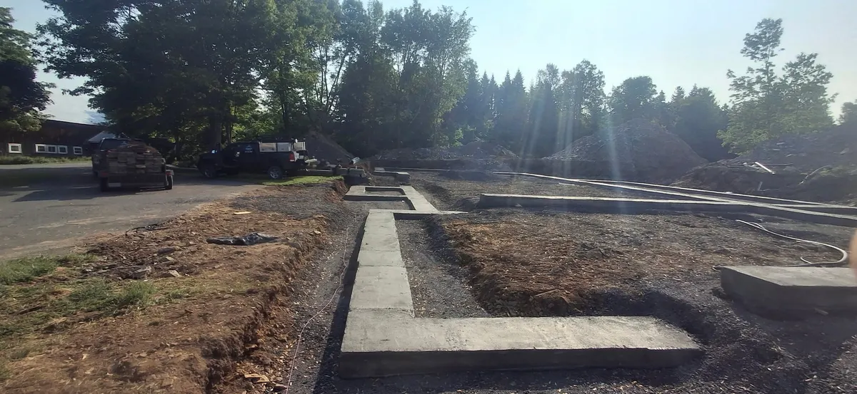 Semelles et fondations, terrain boisé, ouvrage terminé : coffrage et fondation