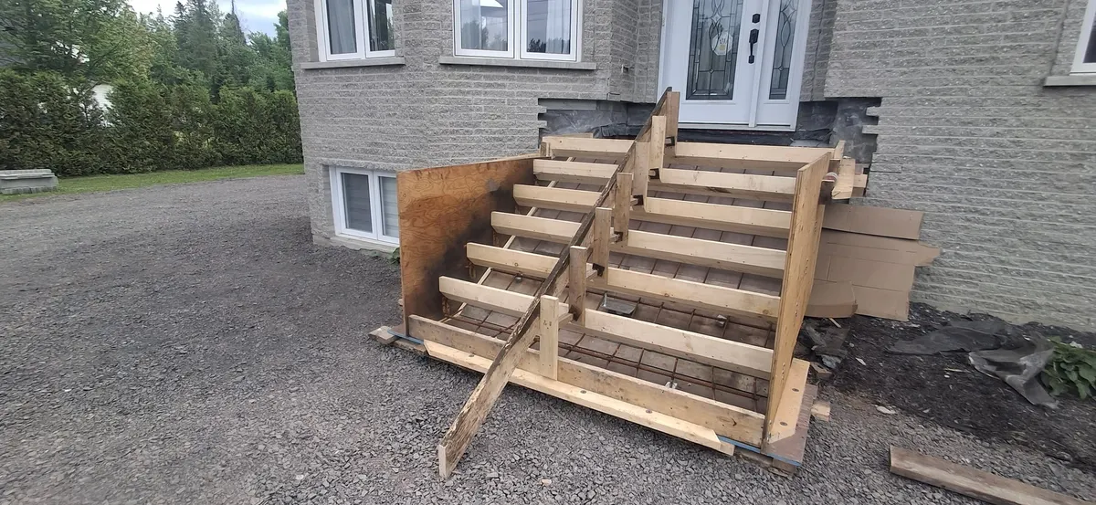 Escalier de perron, coffrage, ouvrage terminé : escalier ou galerie de béton