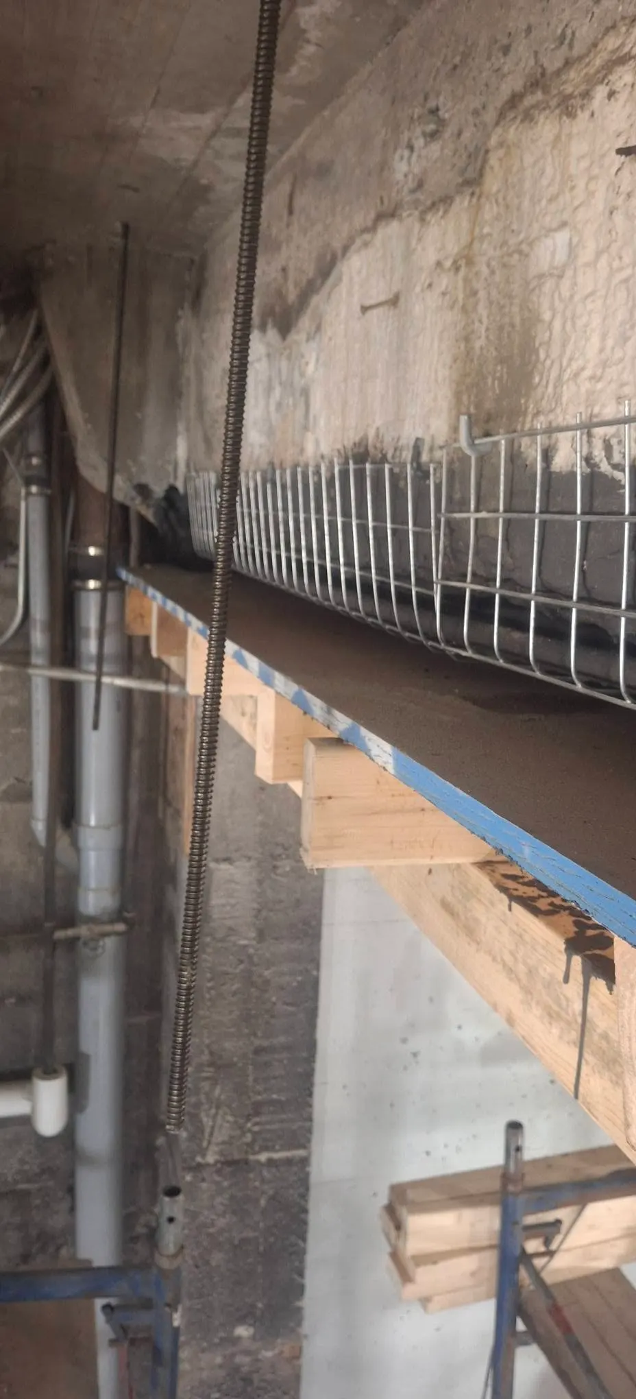 Poutre de béton coulée en place, étape 4 : coffrage et fondation