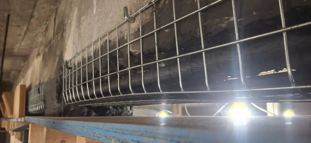 Poutre de béton coulée en place, ouvrage terminé : coffrage et fondation