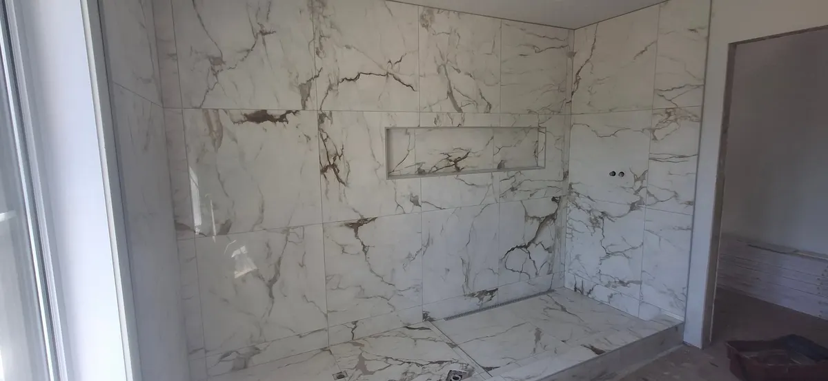 Salle de bain, douche marbre, étape 3 : salle de bain et céramique