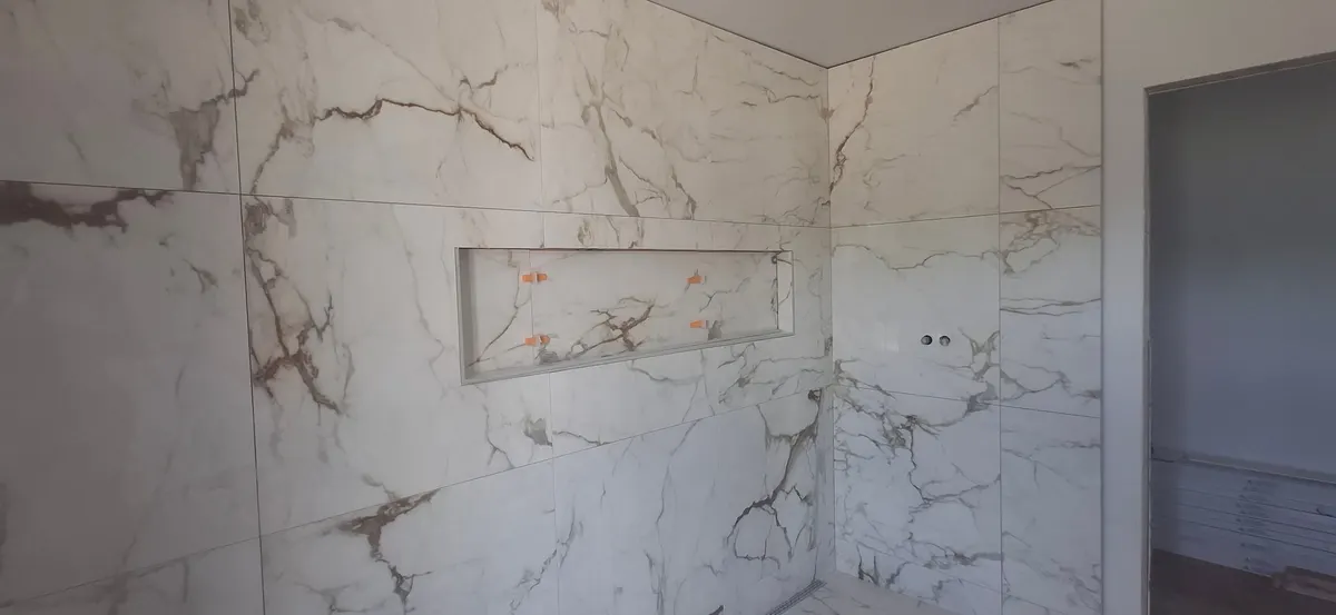 Salle de bain, douche marbre, étape 4 : salle de bain et céramique