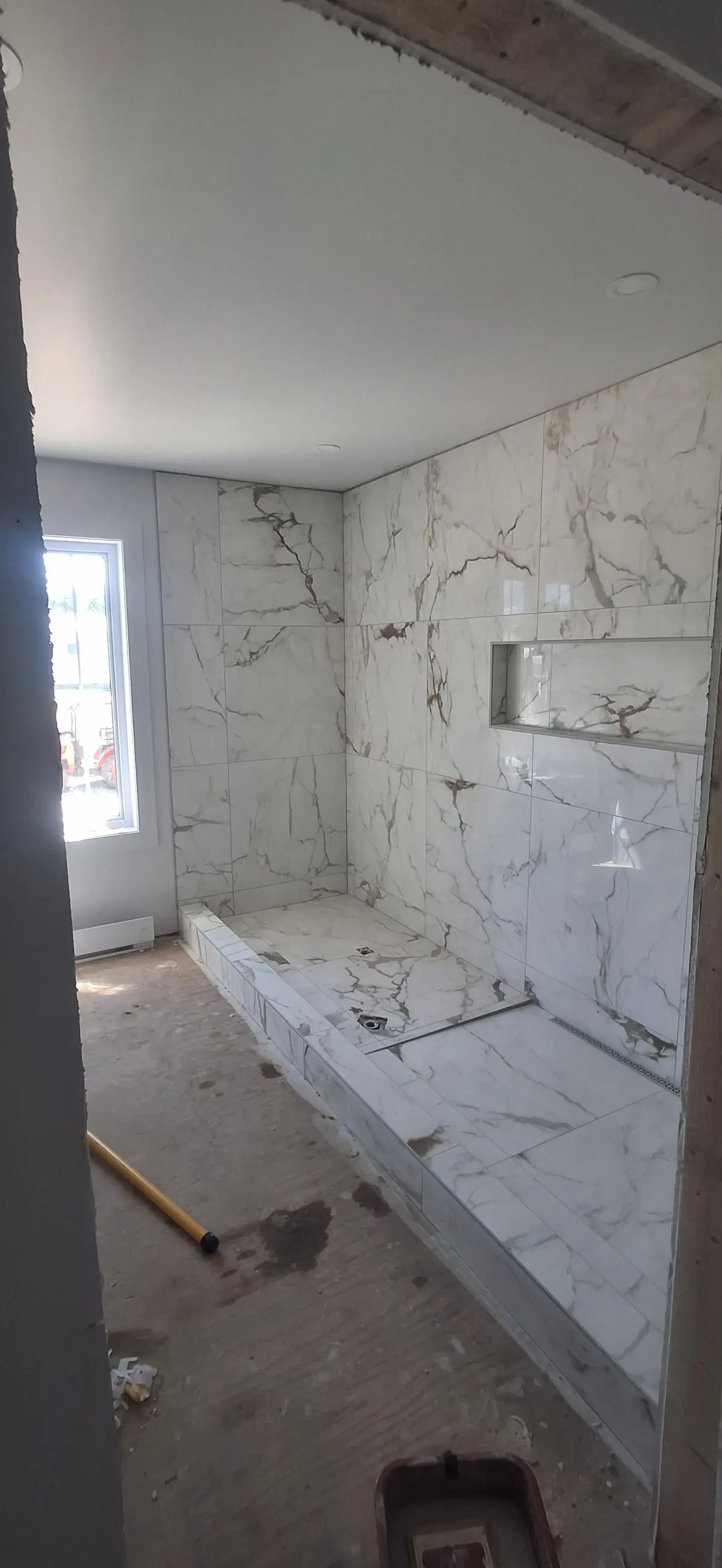 Salle de bain, douche marbre, étape 2 : salle de bain et céramique