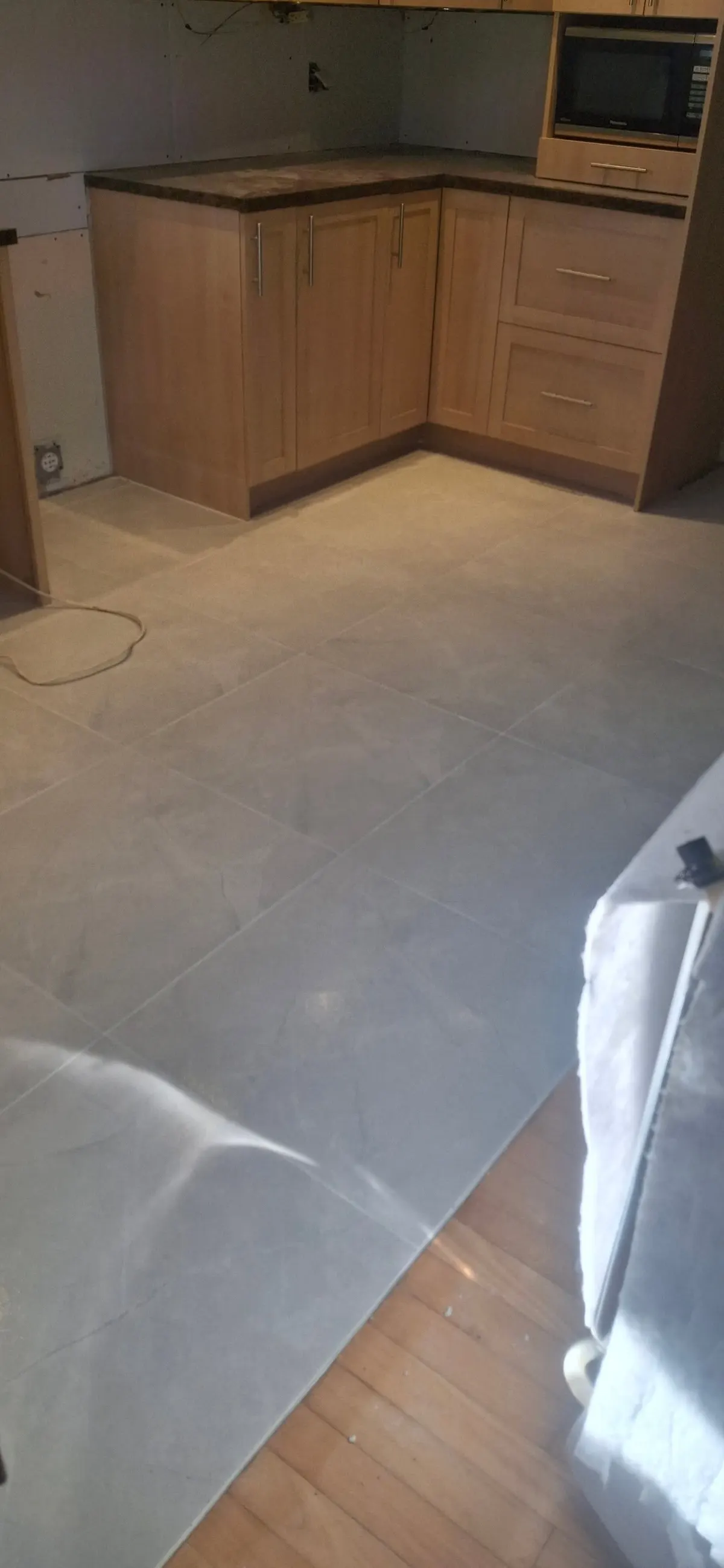 Plancher céramique de cuisine, ouvrage terminé : salle de bain et céramique