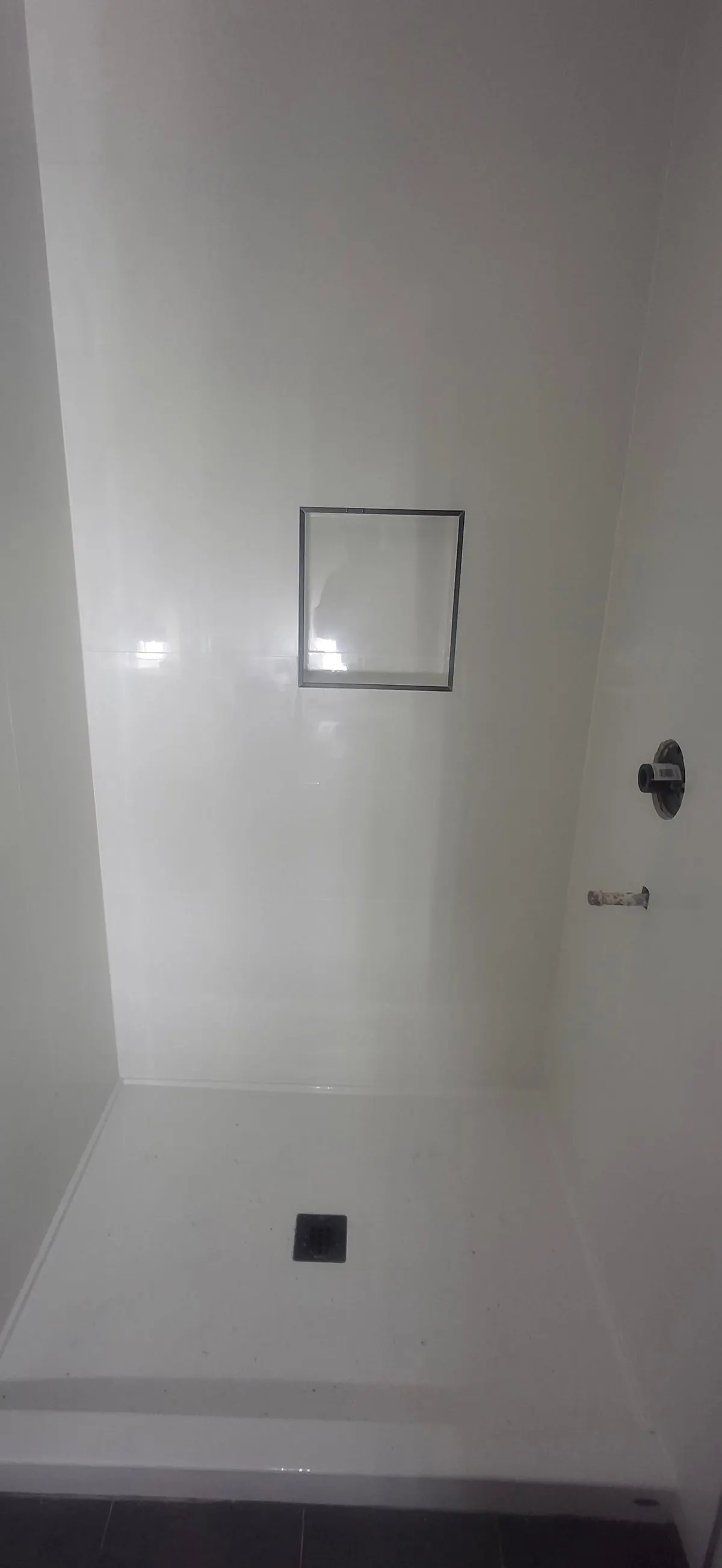 Douche céramique blanche, étape 1 : salle de bain et céramique