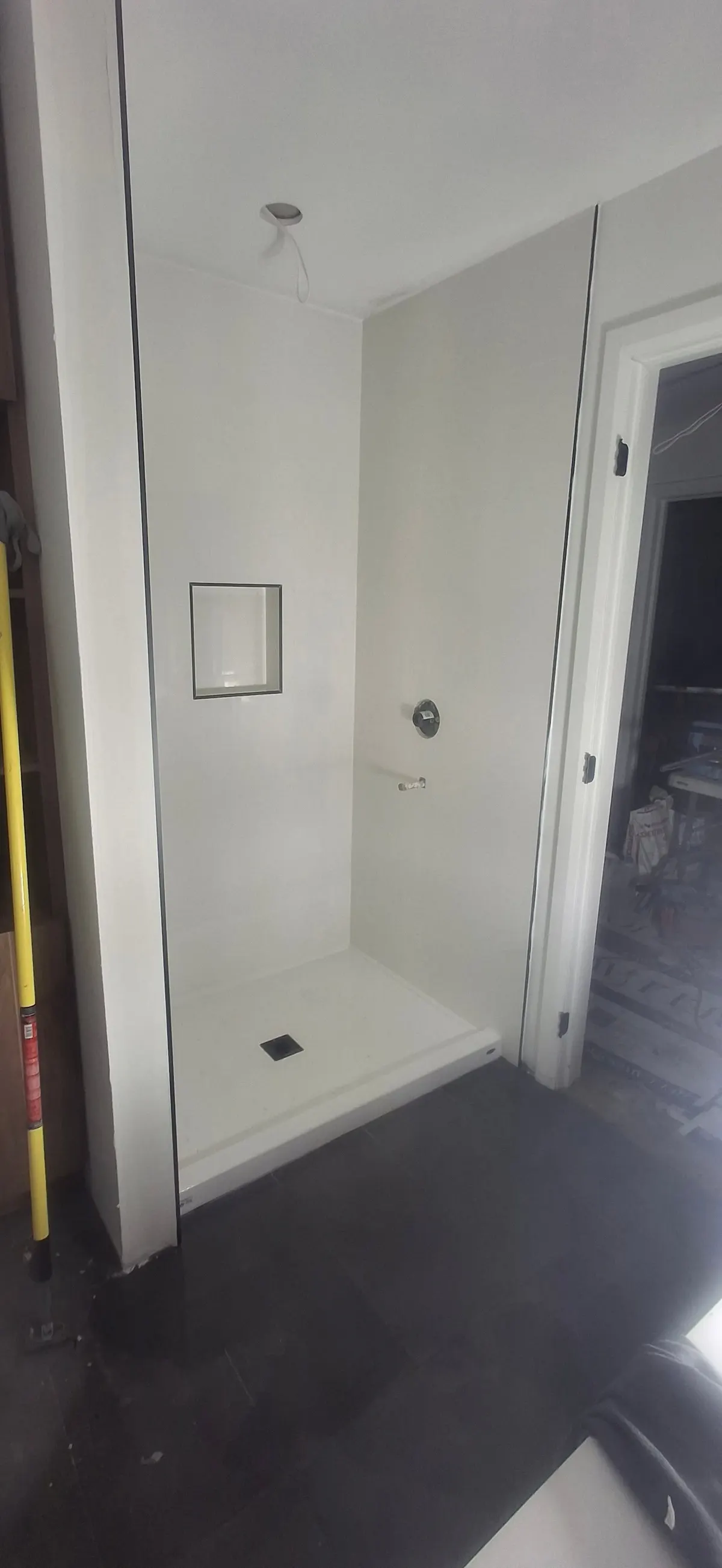 Douche céramique blanche, ouvrage terminé : salle de bain et céramique