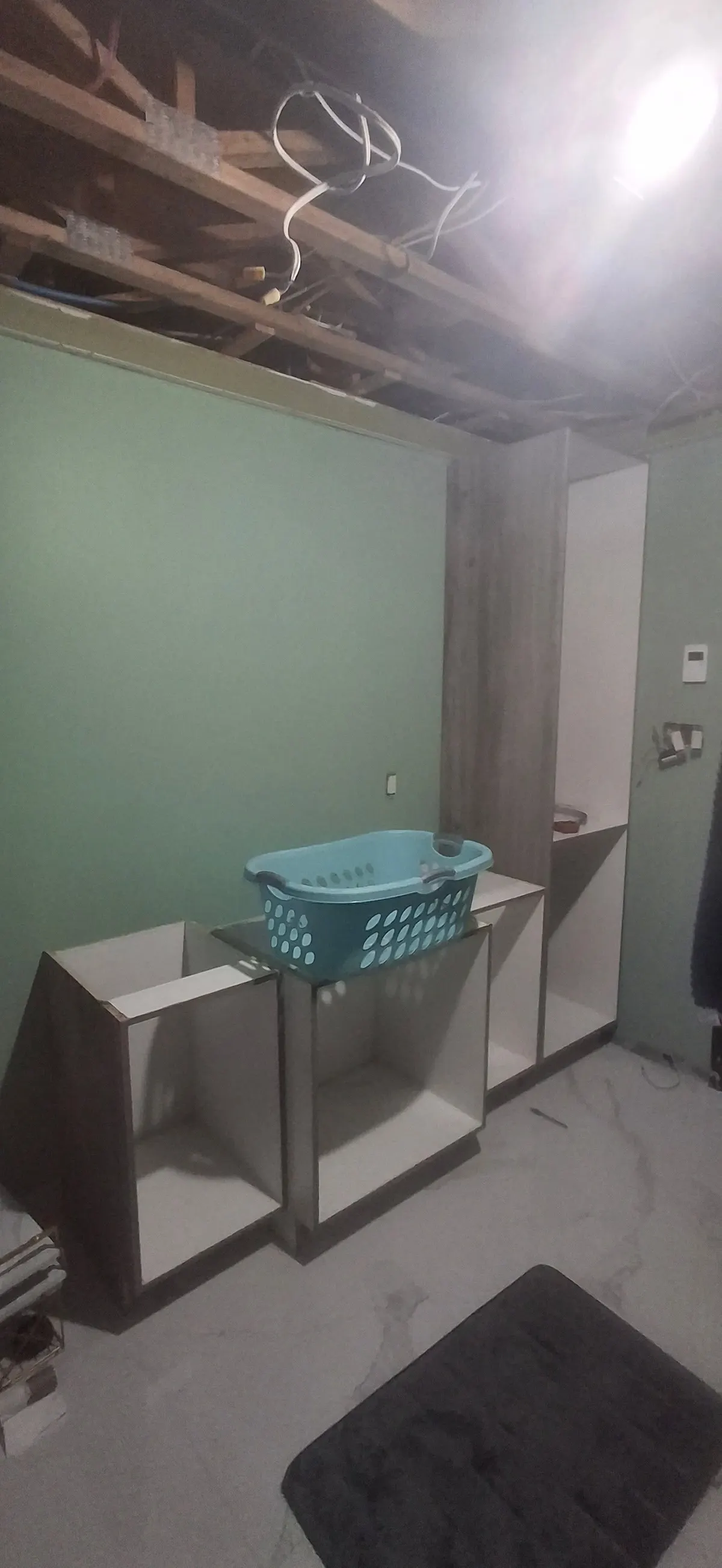 Douche noire lustrée, étape 2 : salle de bain et céramique