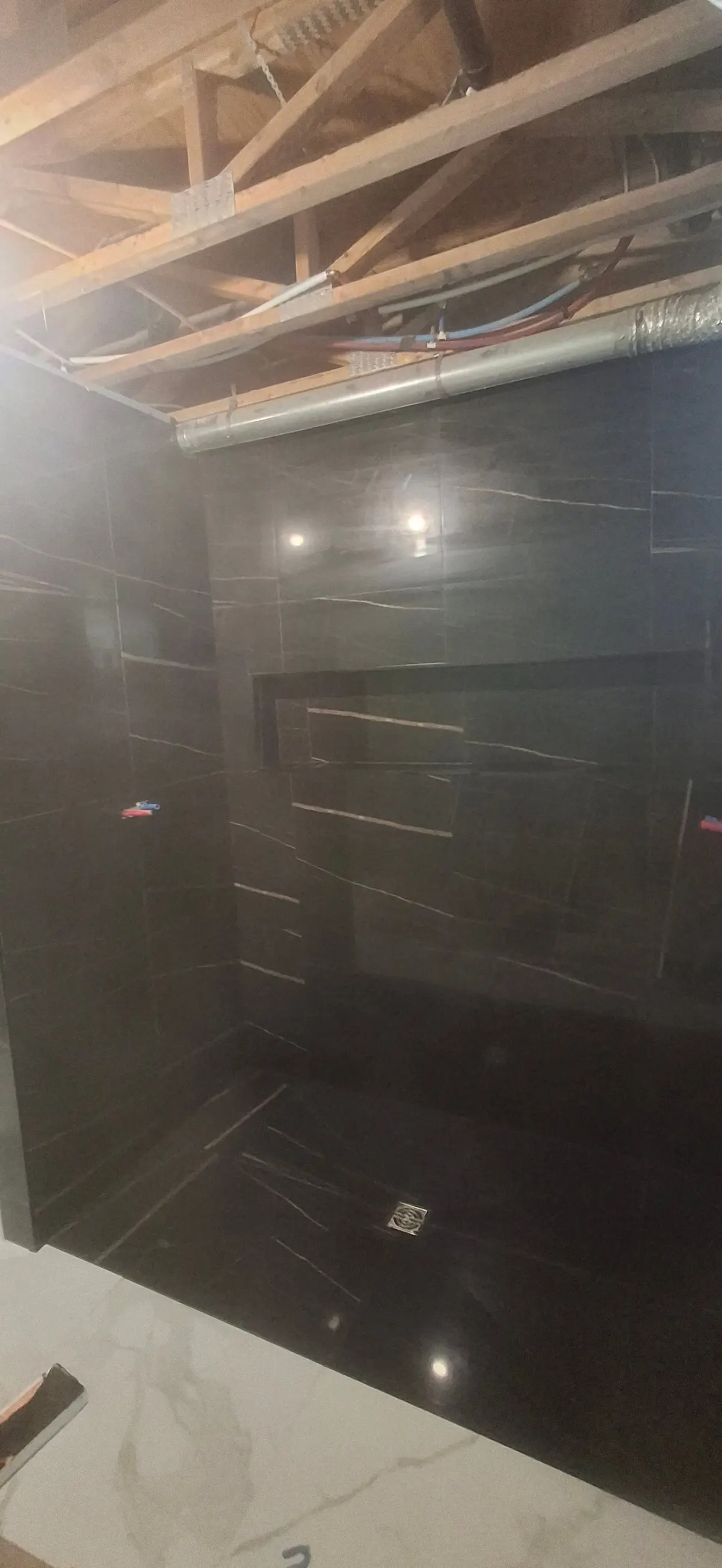 Douche noire lustrée, ouvrage terminé : salle de bain et céramique