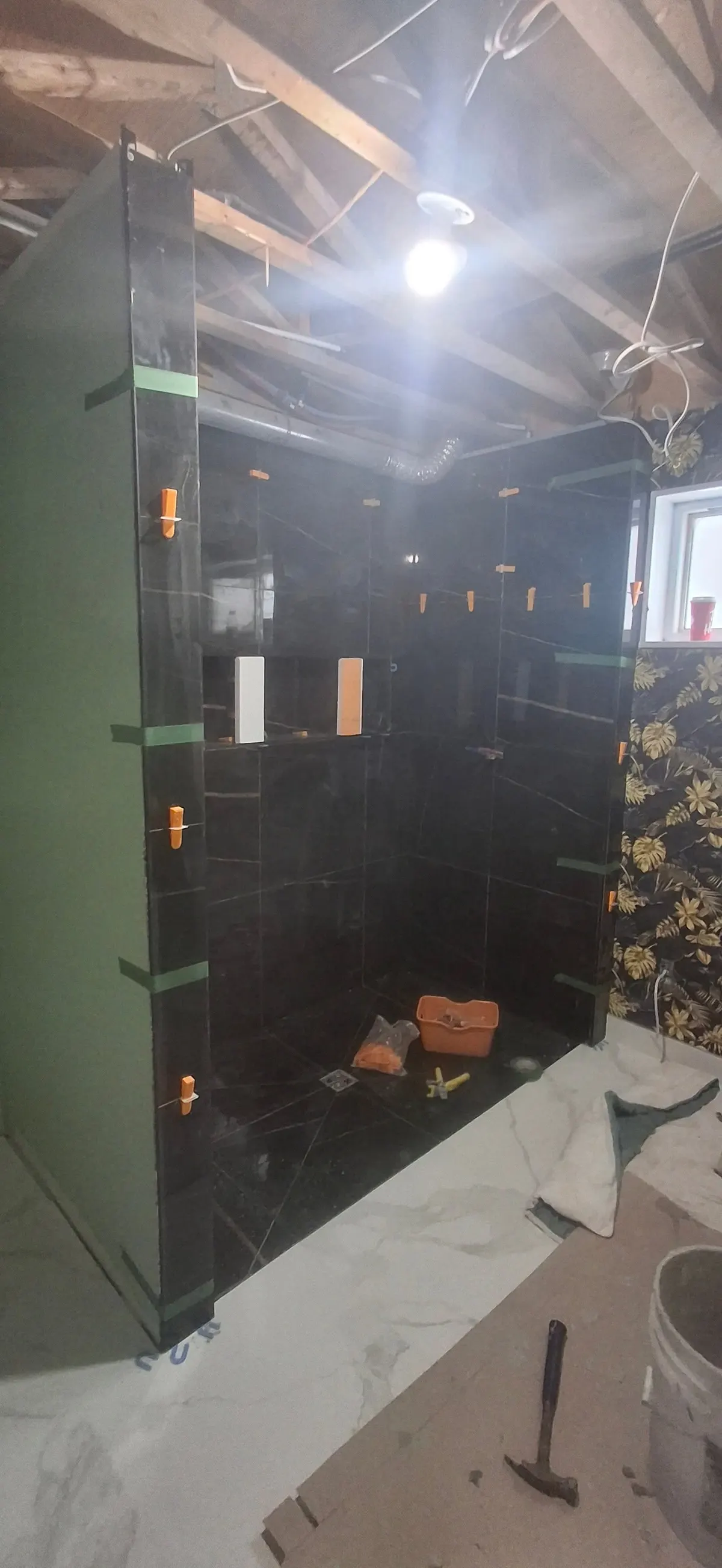 Douche noire lustrée, étape 1 : salle de bain et céramique