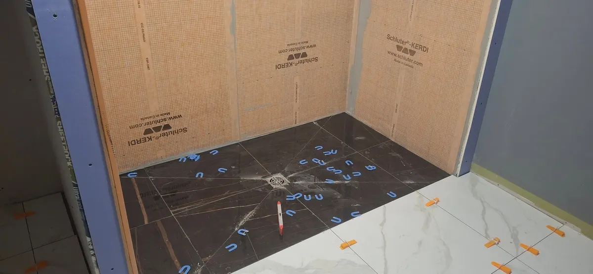 Douche céramique blanche, étape 2 : salle de bain et céramique