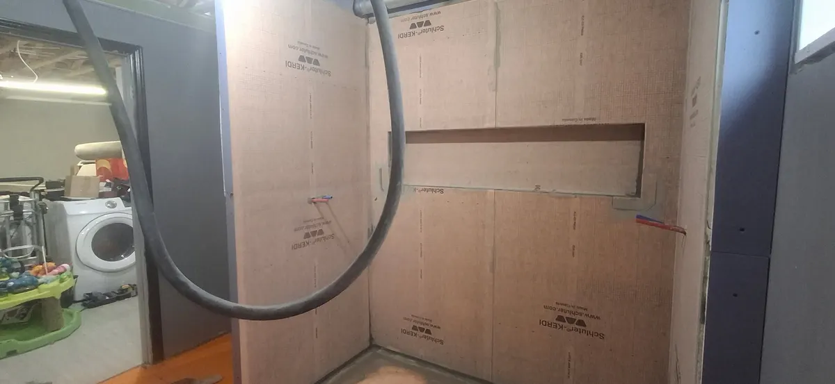 Douche céramique blanche, étape 3 : salle de bain et céramique