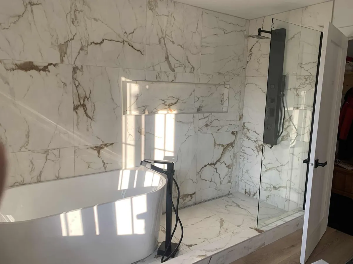 Salle de bain, douche marbre, ouvrage terminé : salle de bain et céramique