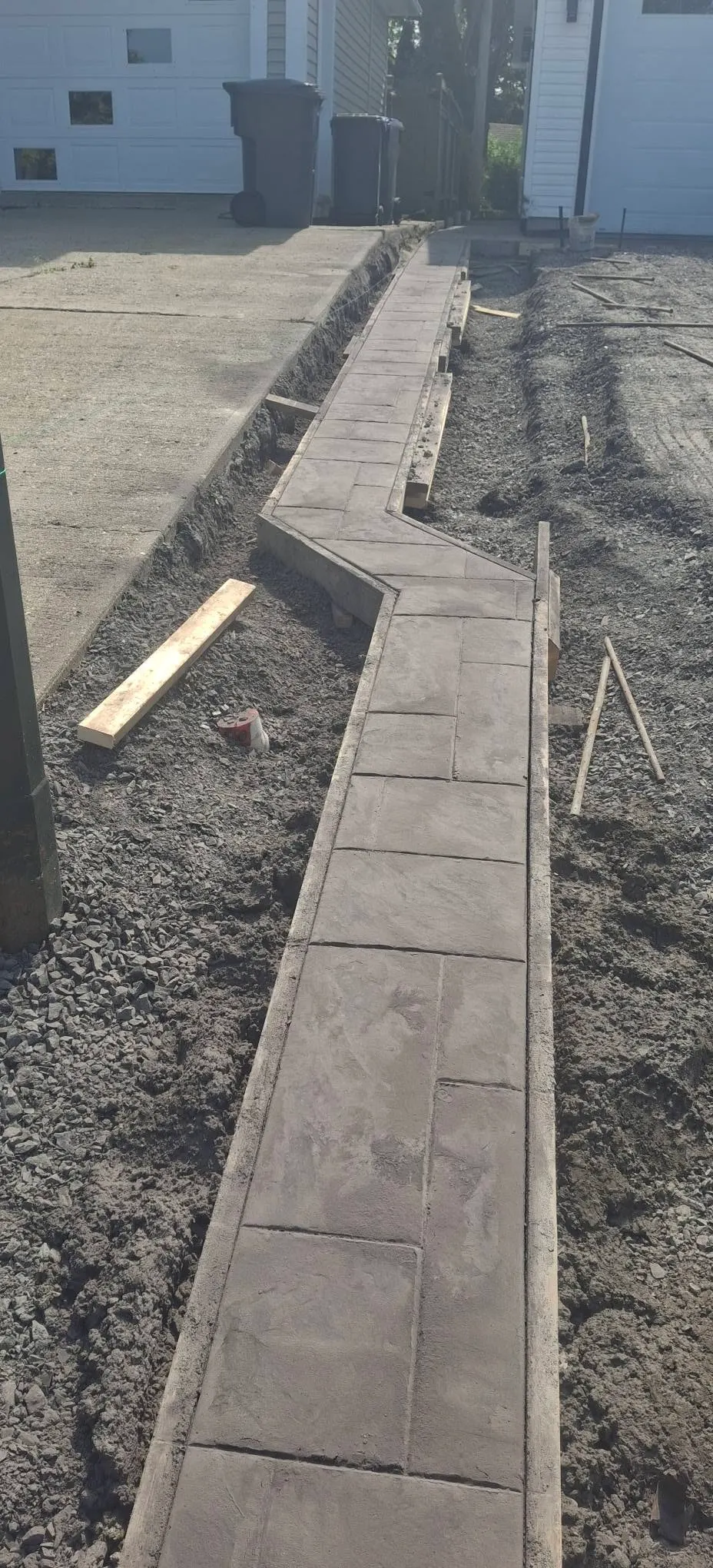 Trottoir estampé le long de la maison, étape 3 : béton estampé