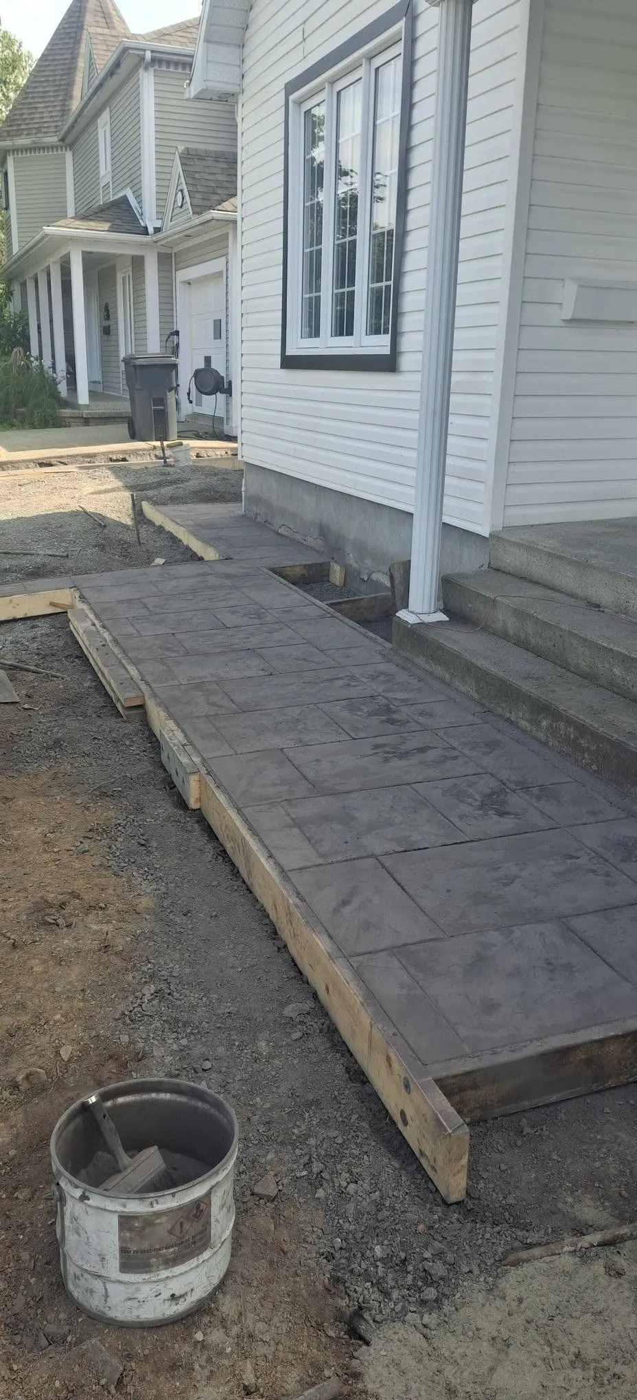 Trottoir estampé le long de la maison, étape 1 : béton estampé