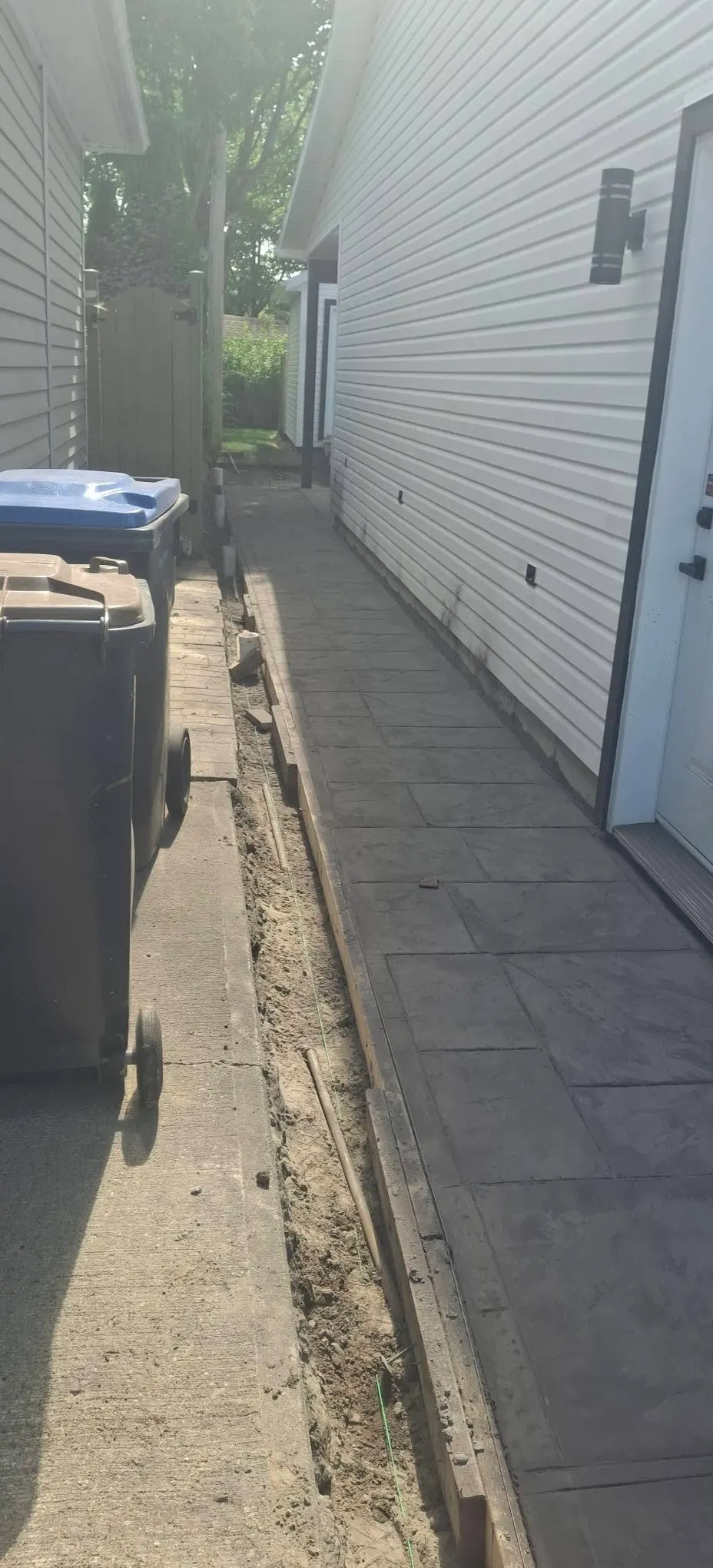 Trottoir estampé le long de la maison, étape 2 : béton estampé