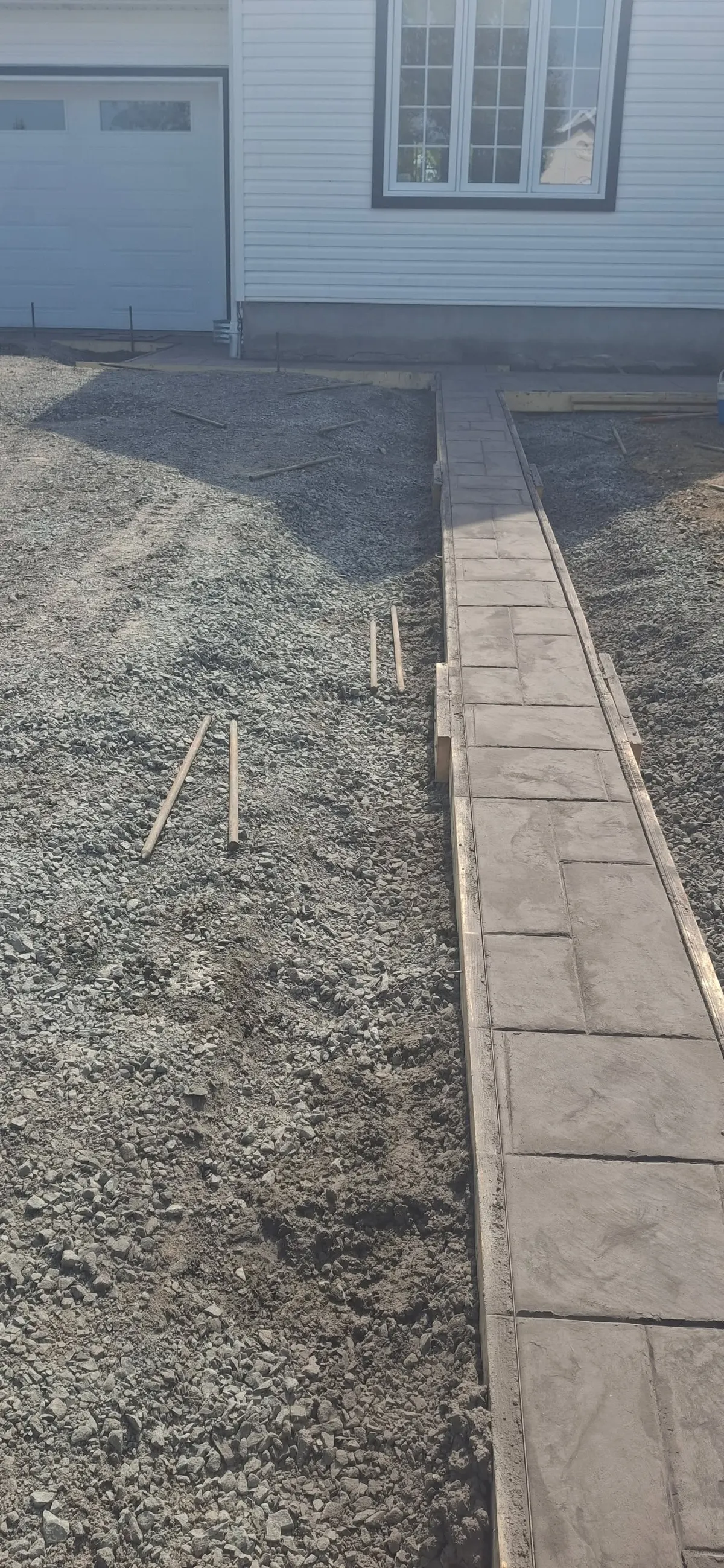 Trottoir estampé le long de la maison, étape 4 : béton estampé