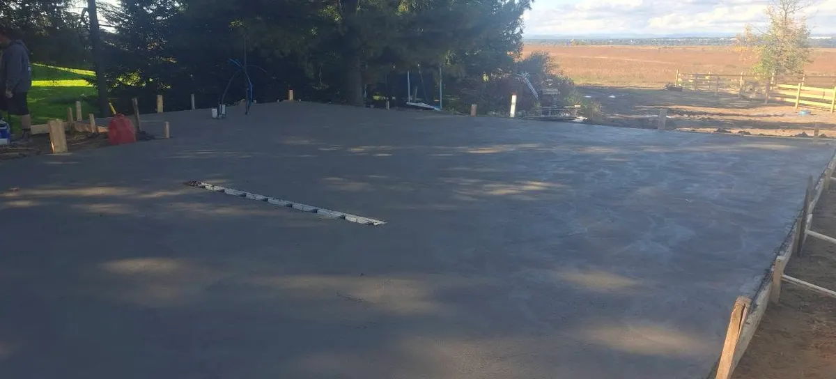 Grande dalle extérieure, ouvrage terminé : dalle de béton