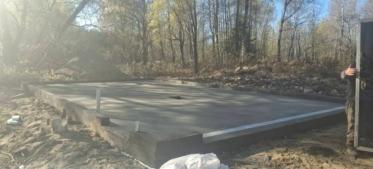 Dalle sur isolant, terrain boisé, étape 1 : dalle de béton