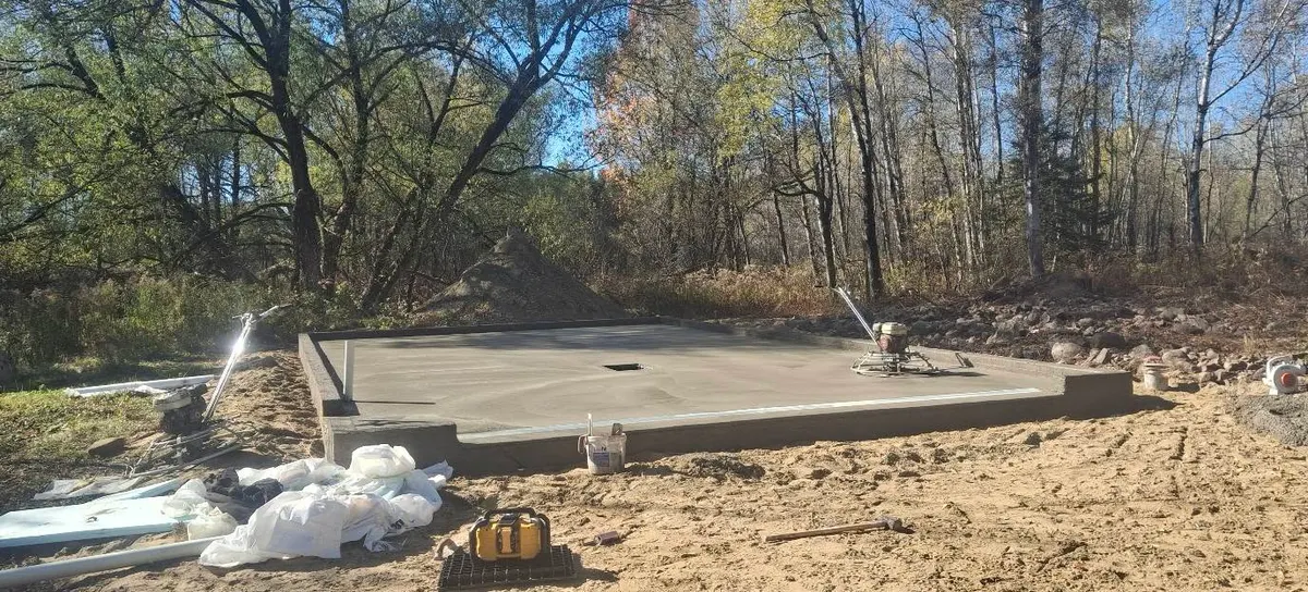 Dalle sur isolant, terrain boisé, ouvrage terminé : dalle de béton