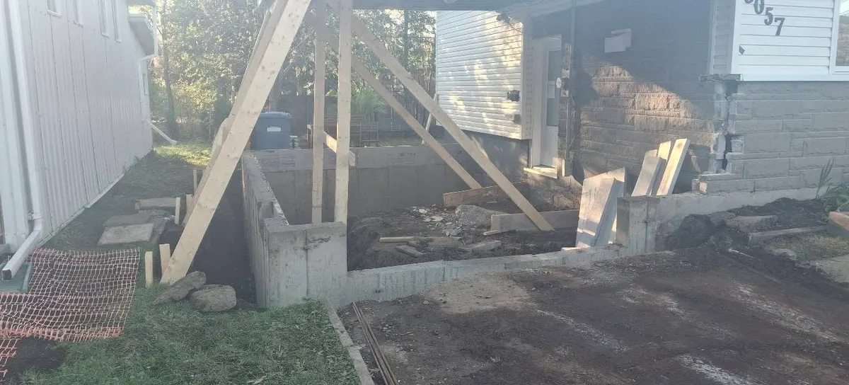 Semelle et étais de galerie, ouvrage terminé : coffrage et fondation