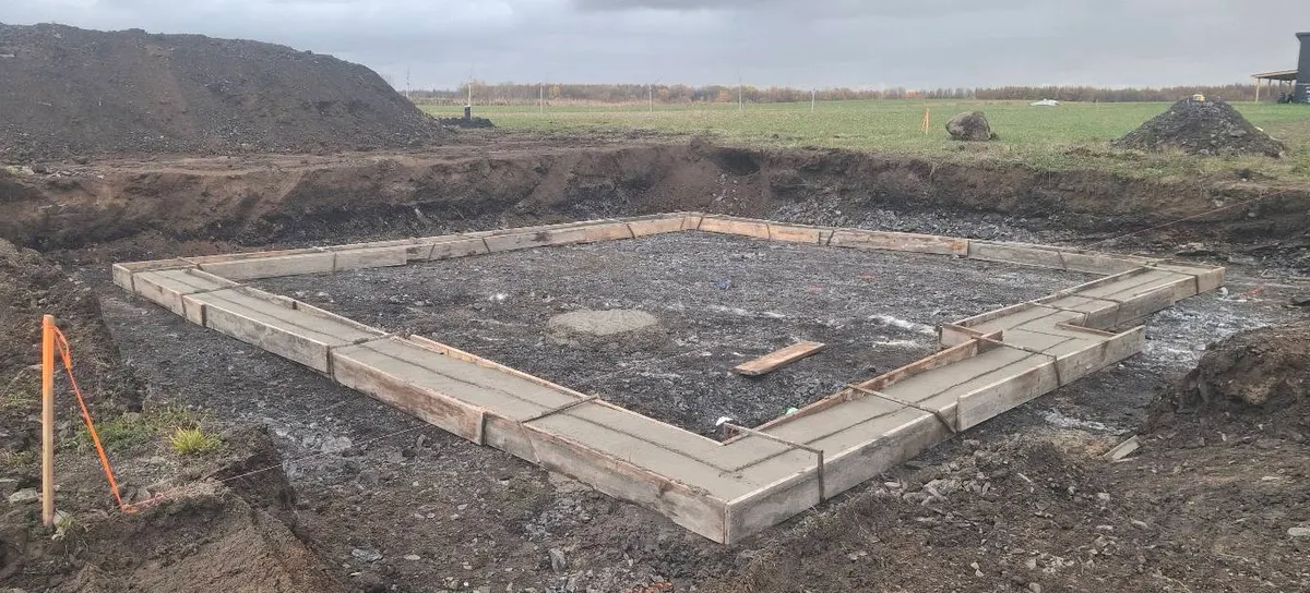 Fondation coulée en champ, étape 2 : coffrage et fondation