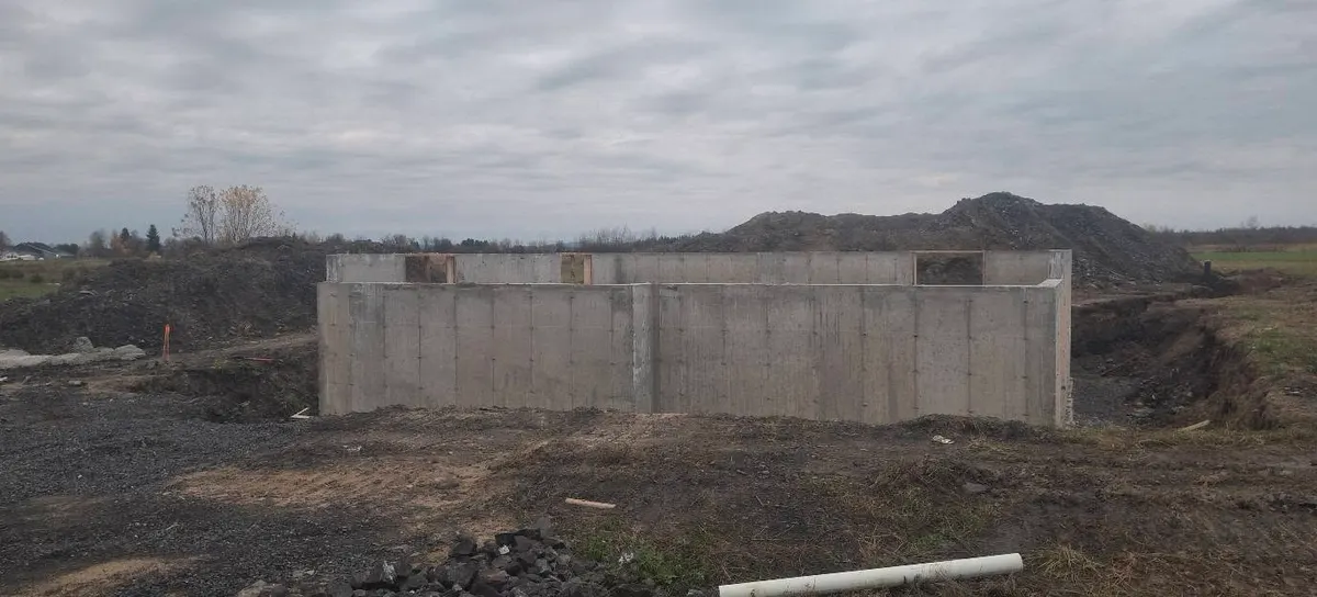 Fondation coulée en champ, ouvrage terminé : coffrage et fondation