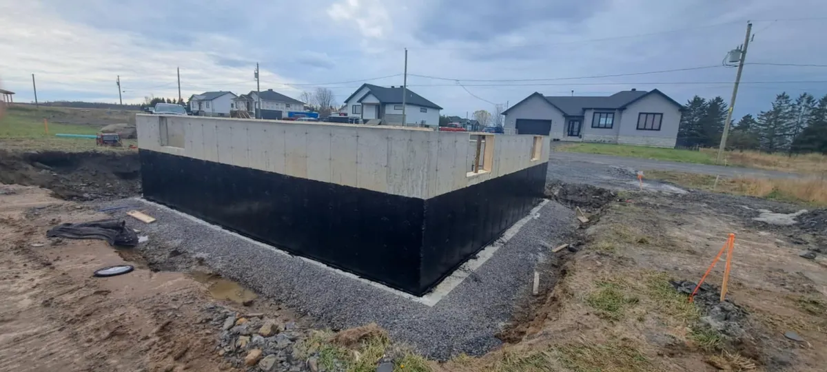 Fondation avec membrane d'étanchéité, étape 1 : coffrage et fondation