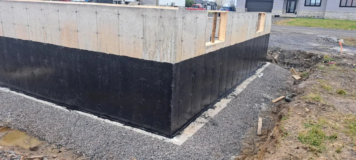 Fondation avec membrane d'étanchéité, ouvrage terminé : coffrage et fondation