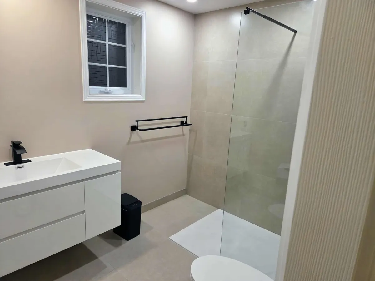 Salle de bain, douche vitrée, ouvrage terminé : salle de bain et céramique