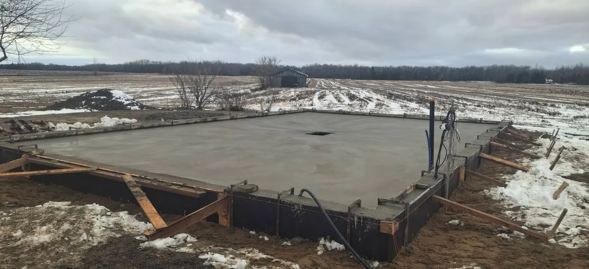 Dalle agricole en hiver, ouvrage terminé : bâtiment agricole ou commercial