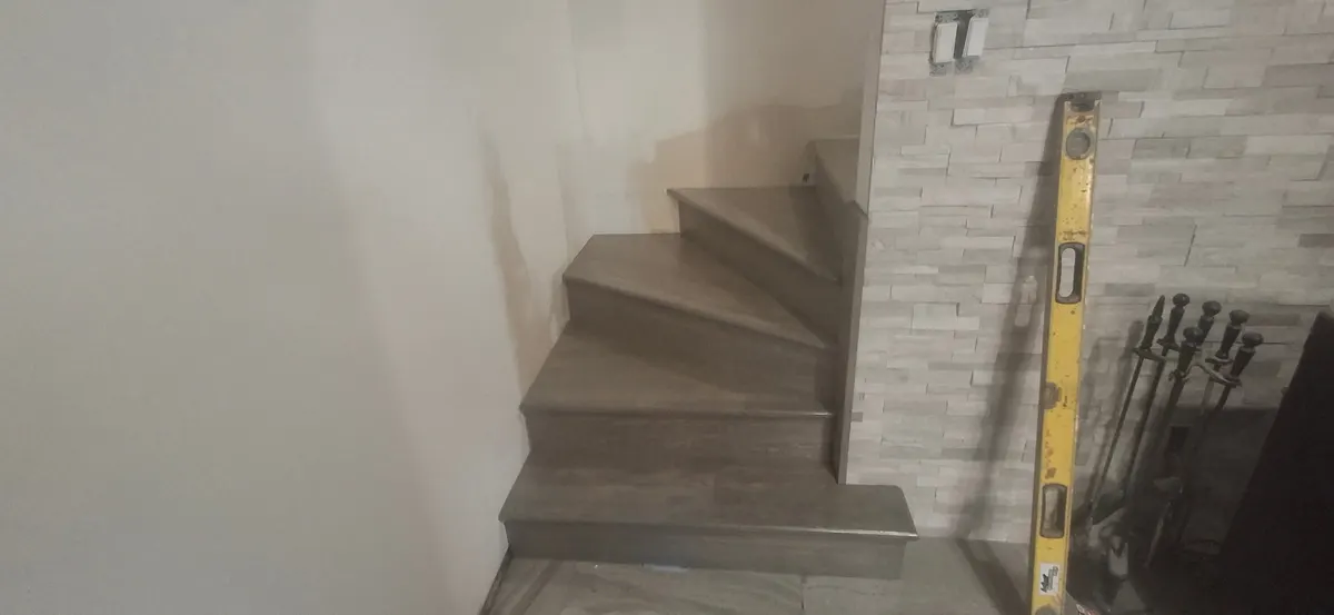 Escalier de sous-sol en céramique, ouvrage terminé : salle de bain et céramique