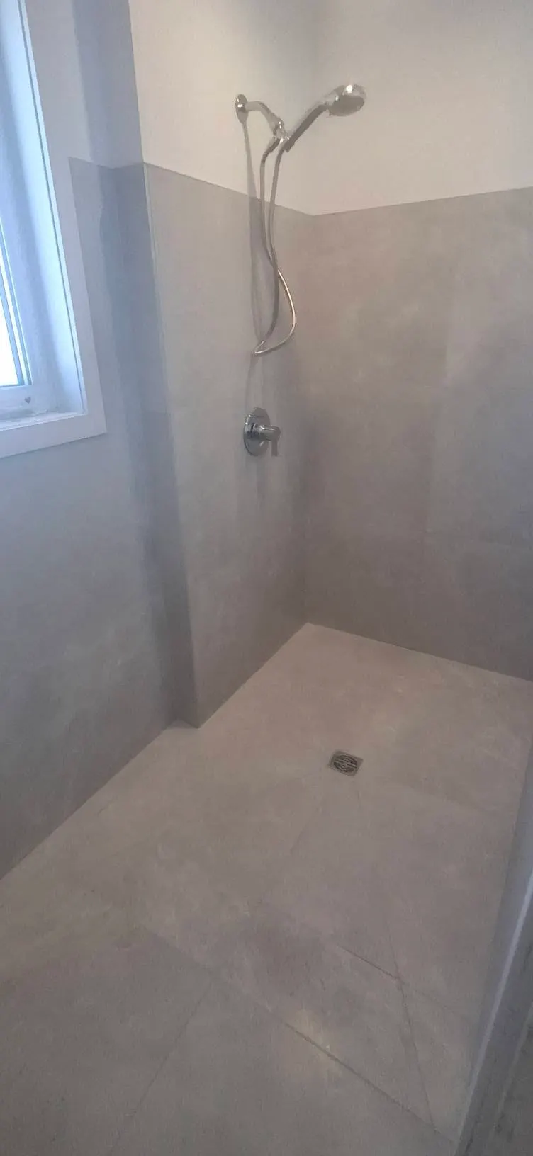 Douche grise et plancher, ouvrage terminé : salle de bain et céramique
