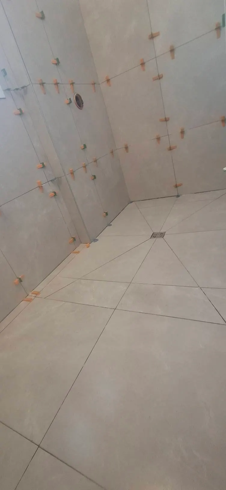 Douche grise et plancher, étape 3 : salle de bain et céramique