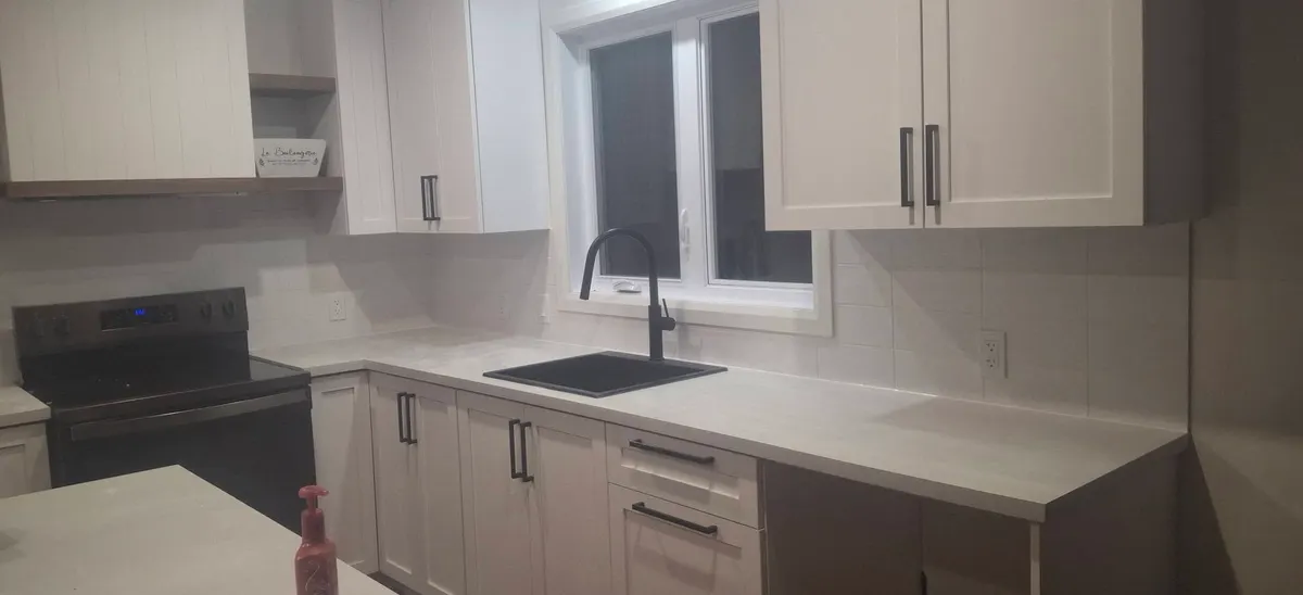 Cuisine, dosseret et plancher, ouvrage terminé : salle de bain et céramique