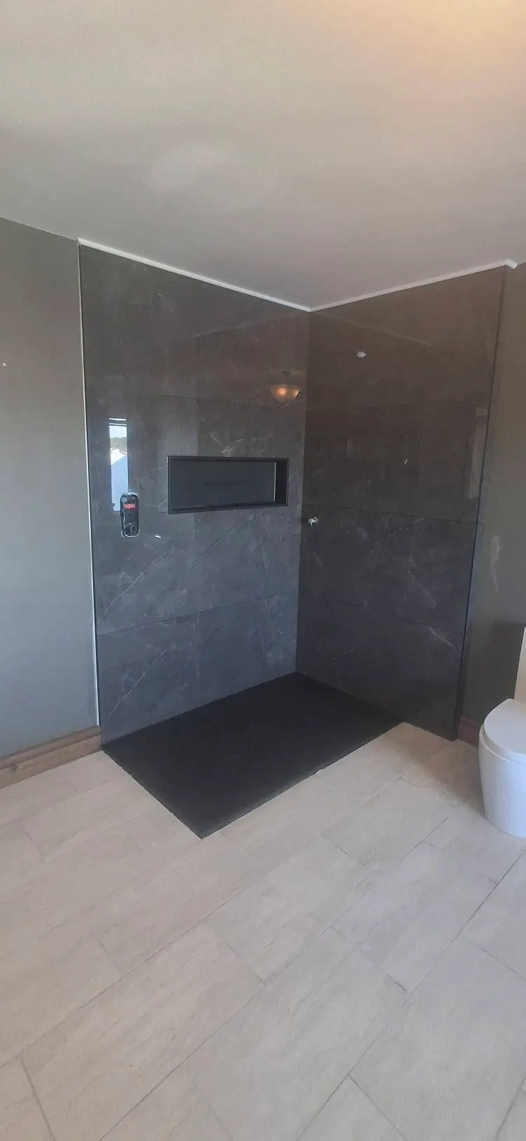 Douche ardoise foncée, ouvrage terminé : salle de bain et céramique