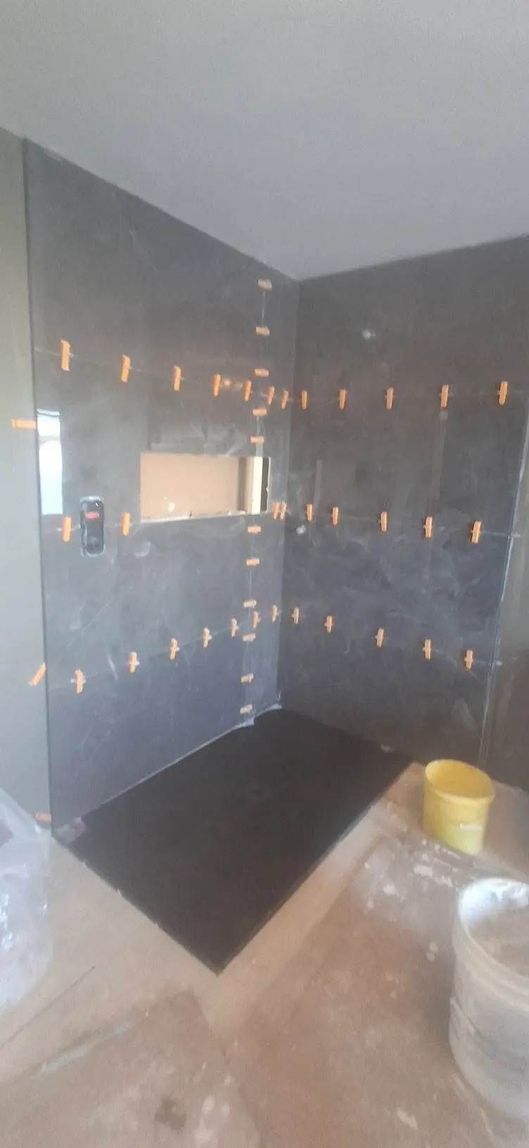 Douche ardoise foncée, étape 1 : salle de bain et céramique