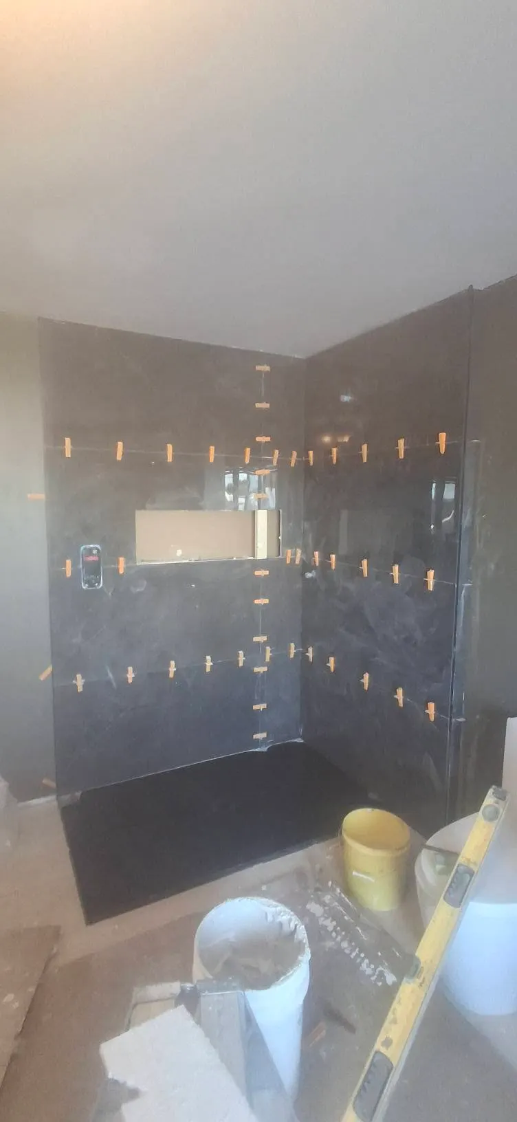Douche ardoise foncée, étape 2 : salle de bain et céramique