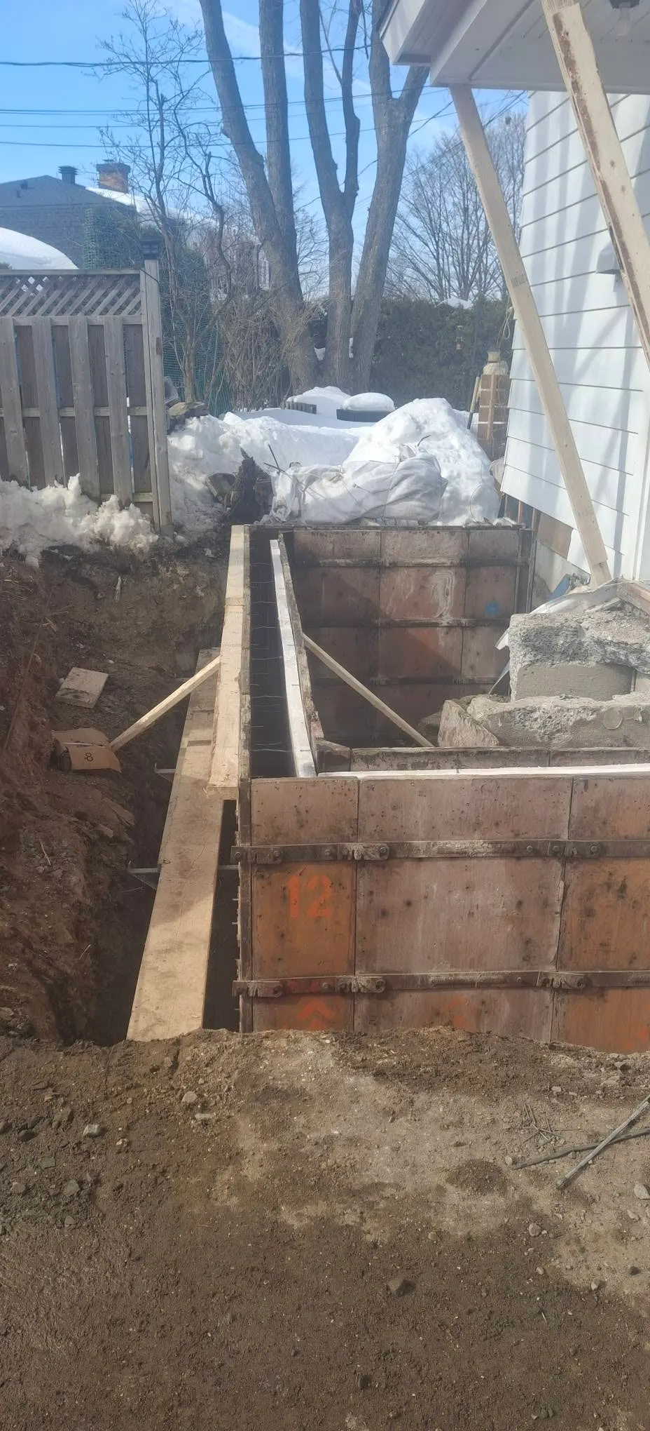 Perron, coffrage en hiver, étape 1 : escalier ou galerie de béton