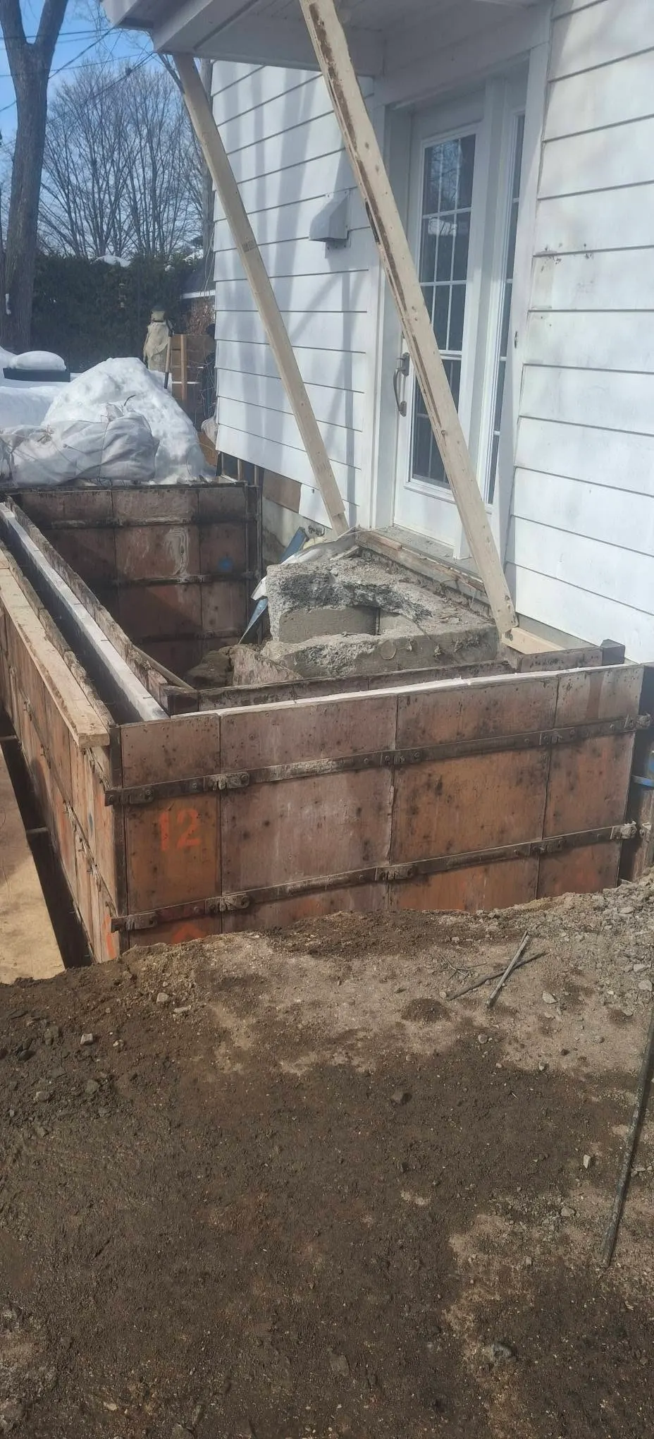 Perron, coffrage en hiver, étape 2 : escalier ou galerie de béton