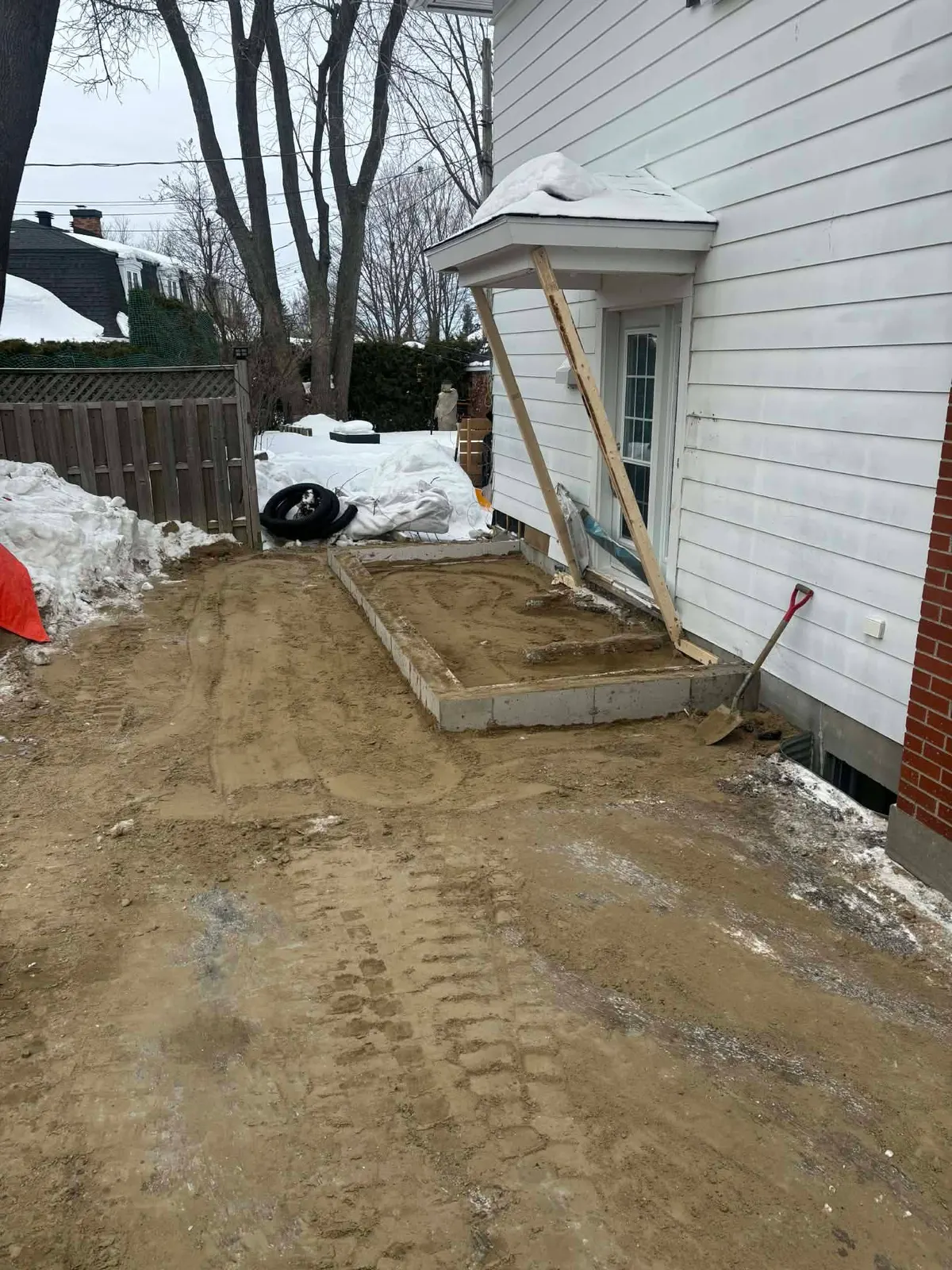 Perron, coffrage en hiver, ouvrage terminé : escalier ou galerie de béton