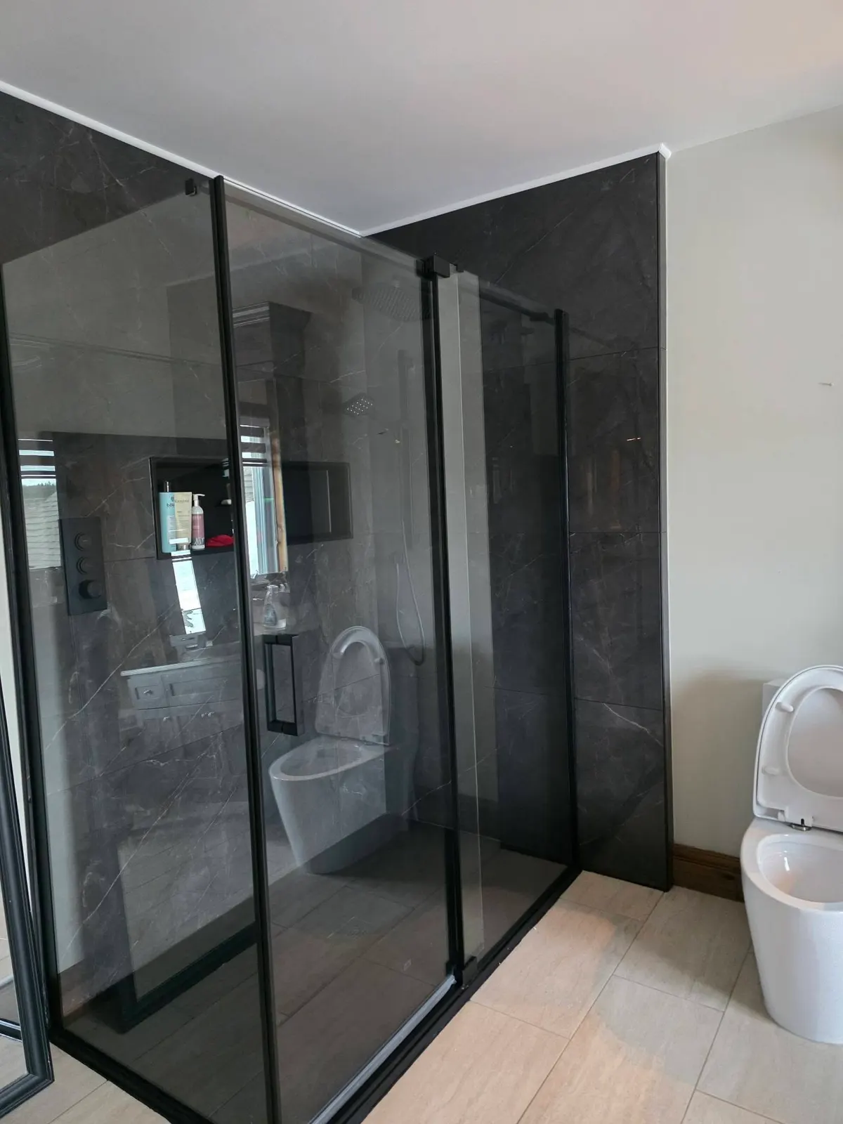 Douche vitrée noire, ouvrage terminé : salle de bain et céramique