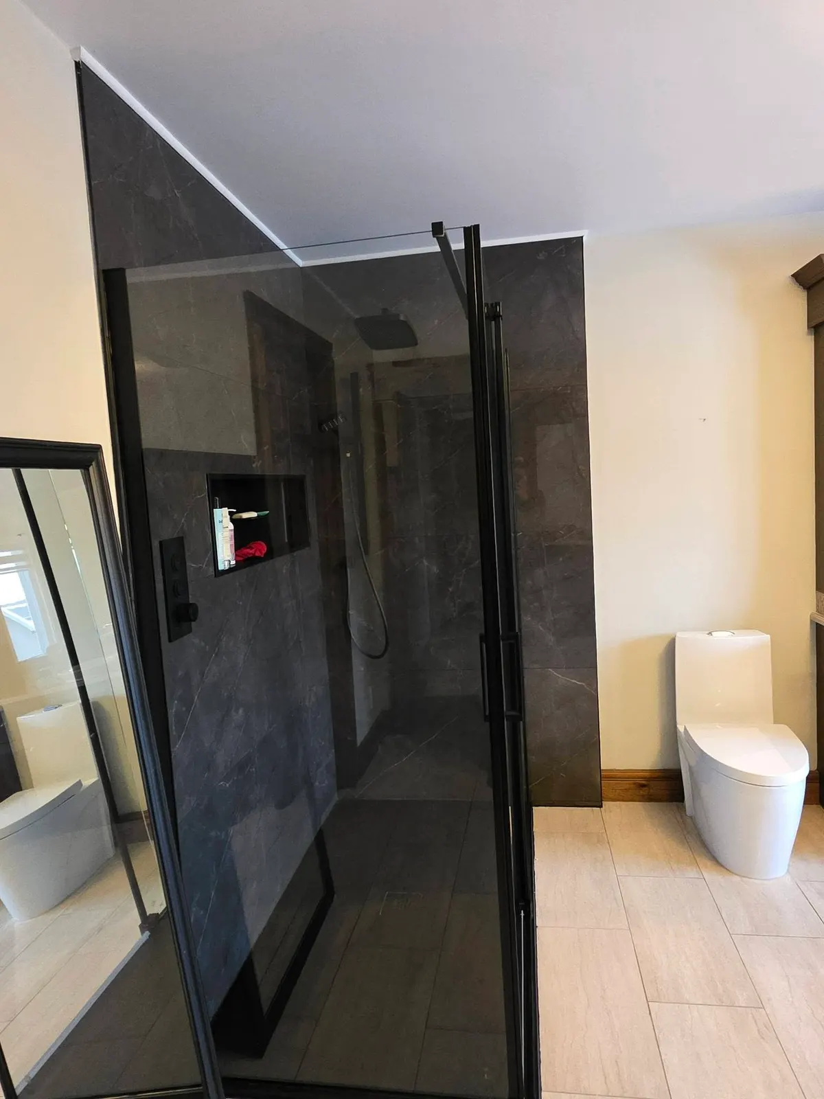 Douche vitrée noire, étape 4 : salle de bain et céramique