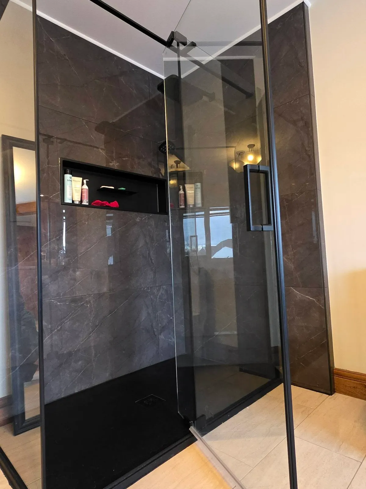 Douche vitrée noire, étape 2 : salle de bain et céramique