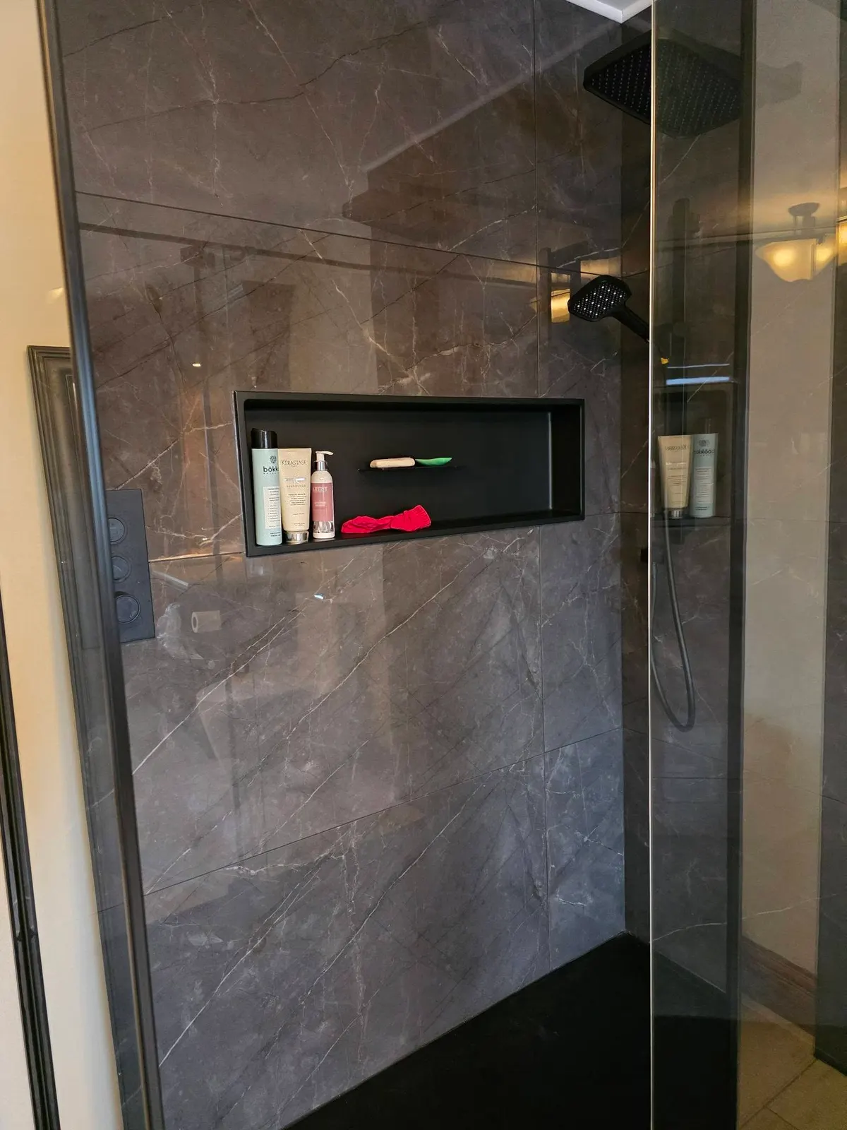 Douche vitrée noire, étape 3 : salle de bain et céramique
