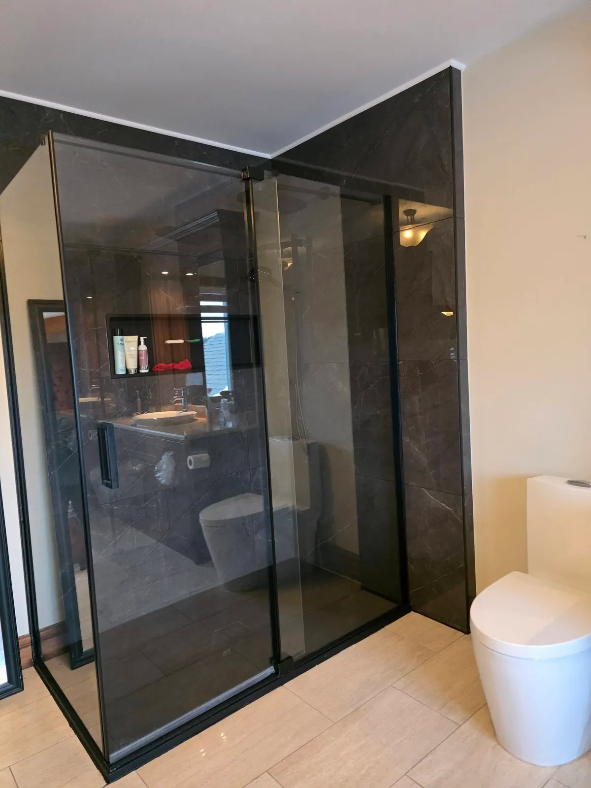 Douche vitrée noire, étape 1 : salle de bain et céramique