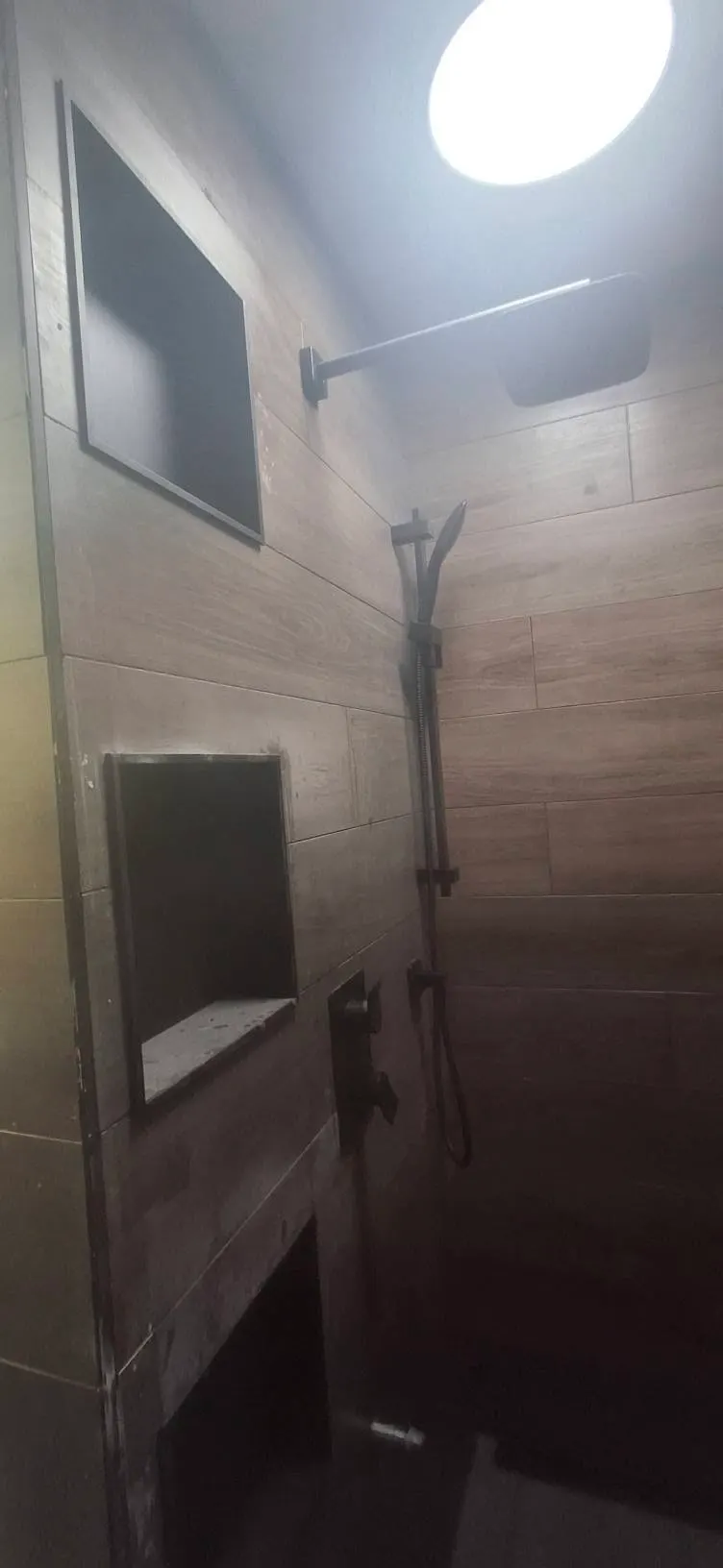 Douche effet bois, ouvrage terminé : salle de bain et céramique