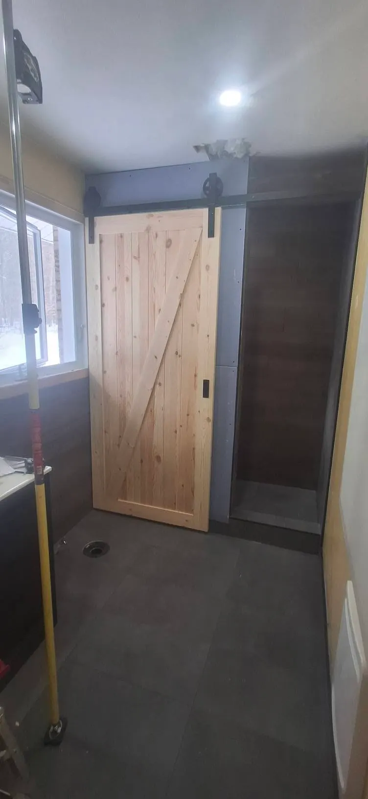 Douche effet bois, étape 2 : salle de bain et céramique